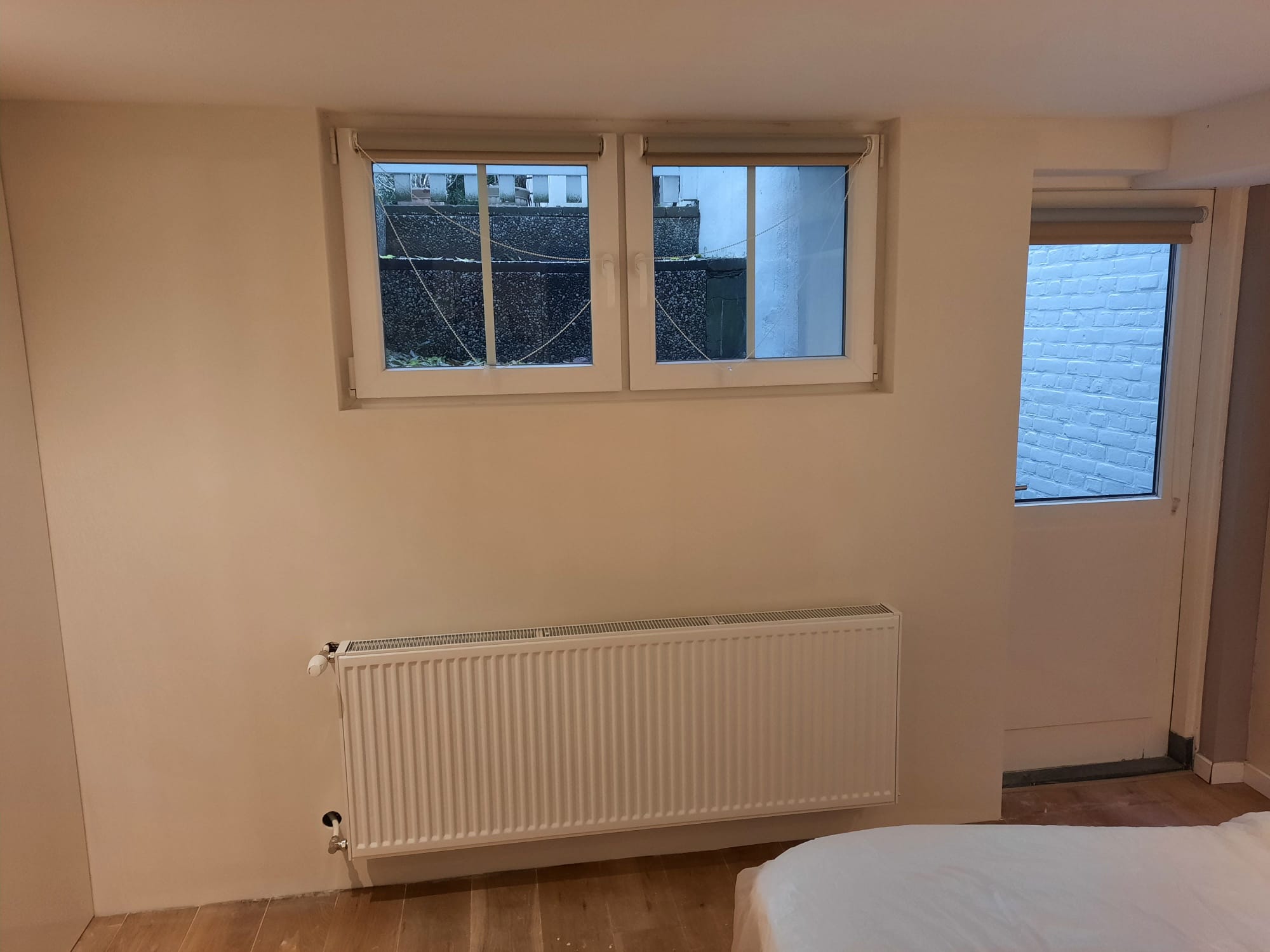 Binnenmuur na reparatie en schilderwerk