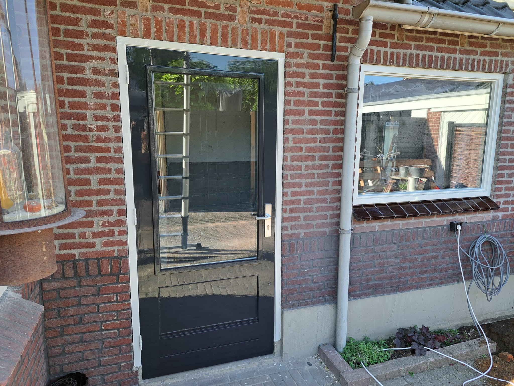 Buitendeur na het lakken